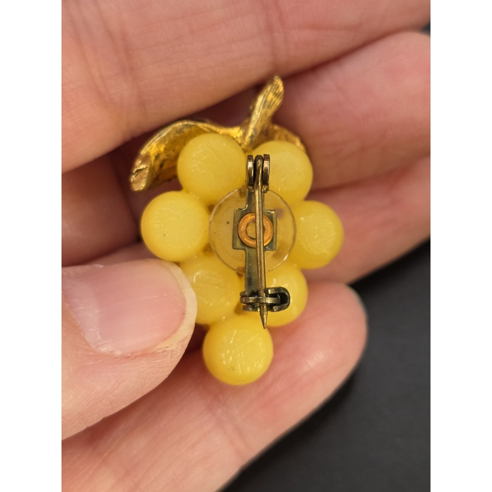 vintage yellow moonglow lucite grape brooch - Picture 2 of 2
